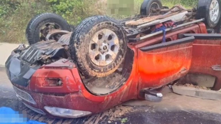 Picape capota, árvore tomba e ambulância vira durante chuva intensa, na rodovia AM-010