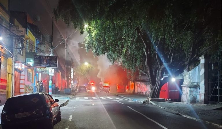VÍDEO: Curto-circuito causa incêndio em lanchonete, no centro de Manaus
