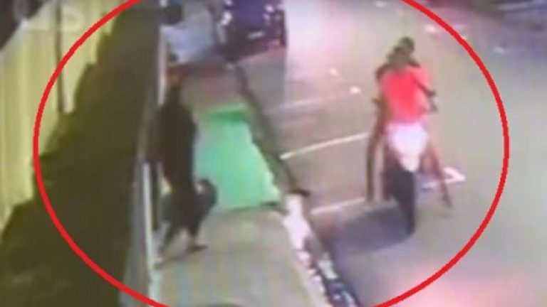 VÍDEO: Mulher tenta escapar, mas é assaltada na porta da empresa onde trabalha, em Manaus
