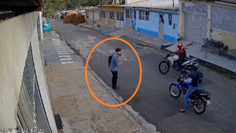 VÍDEO: Dupla assalta jovem e exige senha do celular, em Manaus