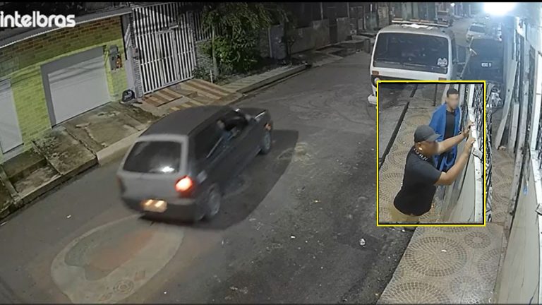 VÍDEOS: Dupla tenta arrombar porta para furtar residência durante a madrugada, em Manaus VÍDEOS: Dupla tenta arrombar porta para furtar residência durante a madrugada, em Manaus