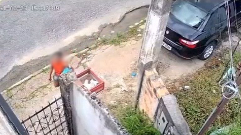 VÍDEO: Mulher é flagrada supostamente furtando peças de roupas, em Manaus