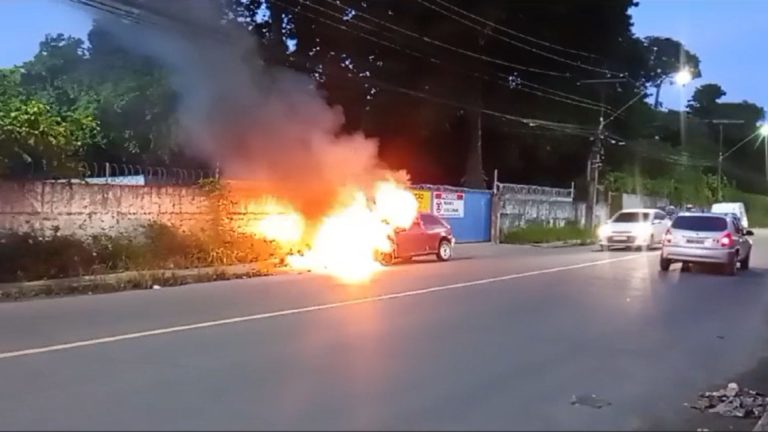 VÍDEOS: Carro pega fogo no meio de avenida, em Manaus