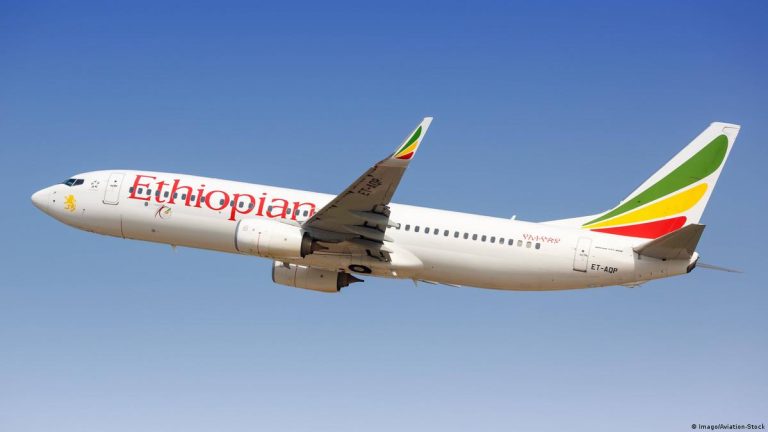 Homem surta, tenta abrir porta de avião e morre em voo rumo à África