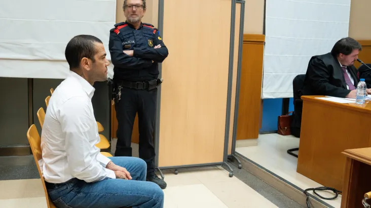 Em julgamento, Daniel Alves deve apresentar 5ª versão sobre estupro
