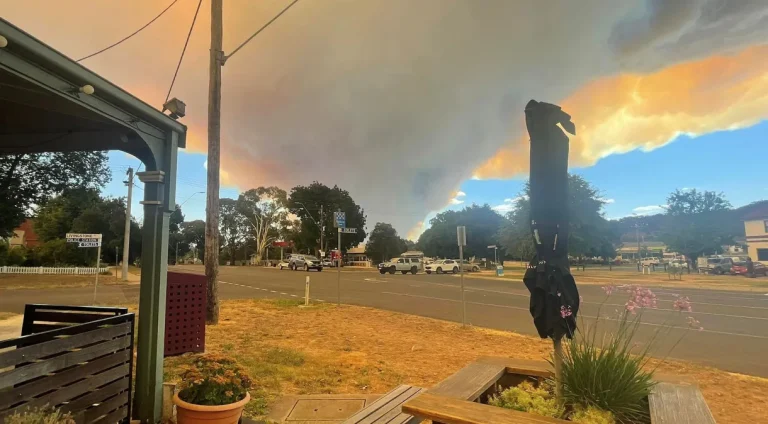 Pessoas abandonam residências em meio à ameaça de incêndios