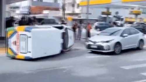 VÍDEO: Ambulância capota após ser atingida por carro que ultrapassou sinal vermelho, em Manaus