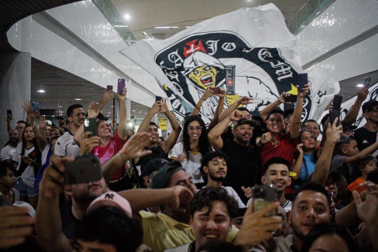 VÍDEOS: Vasco é recepcionado por multidão no aeroporto de Manaus