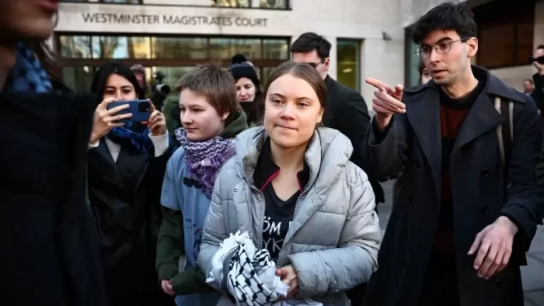Greta Thunberg é julgada após prisão em protesto em 2023