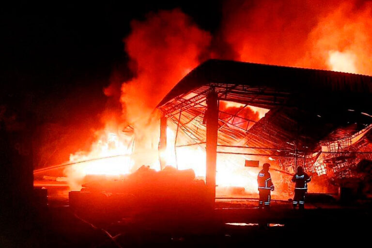 VÍDEO: Incêndio de grande proporção atinge fábrica de colchões no Distrito Industrial de Manaus