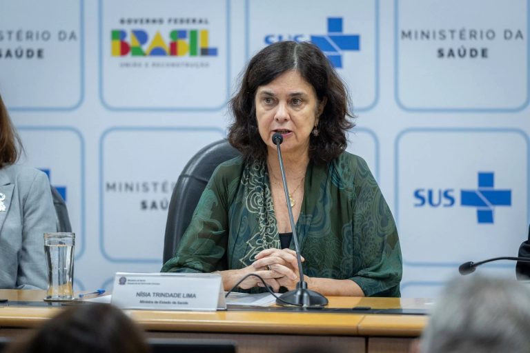 "A gente não pode vender uma ilusão", diz ministra da Saúde sobre vacina da dengue