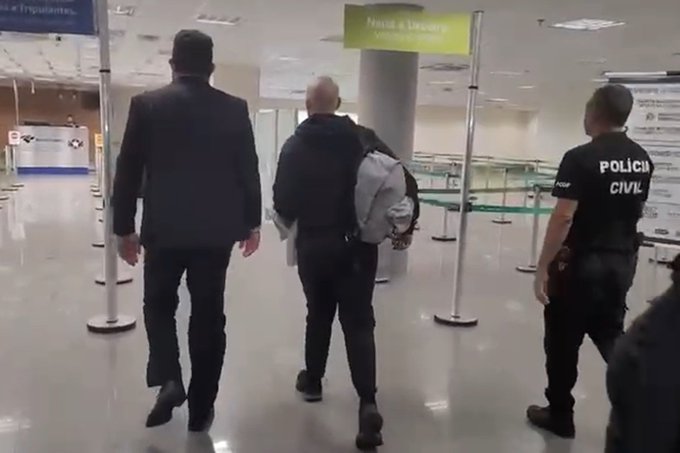 VÍDEO: Lobo de Wall Street brasileiro é extraditado e recebido pela PF em aeroporto de Brasília VÍDEO: Lobo de Wall Street brasileiro é extraditado e recebido pela PF em aeroporto de Brasília