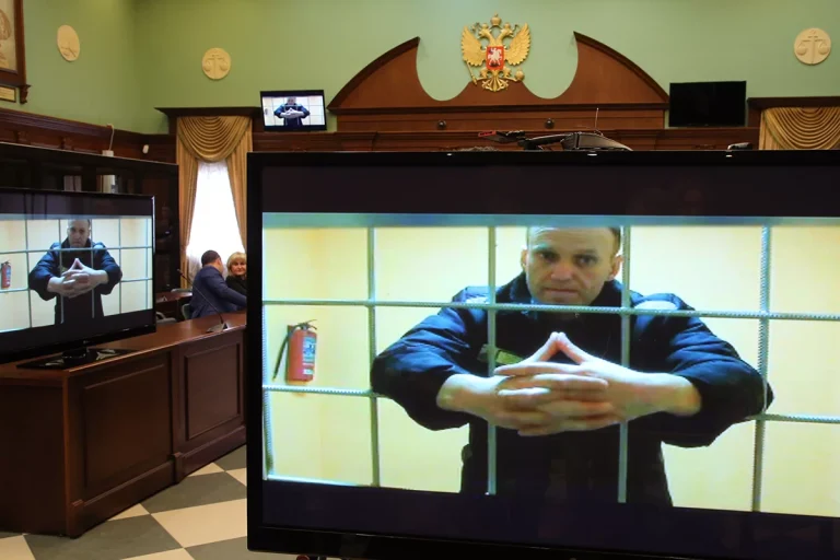 Corpo de Navalny tem hematomas e sinais de convulsão, diz jornal russo