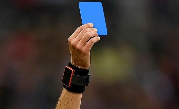 Cartão azul será introduzido no futebol profissional