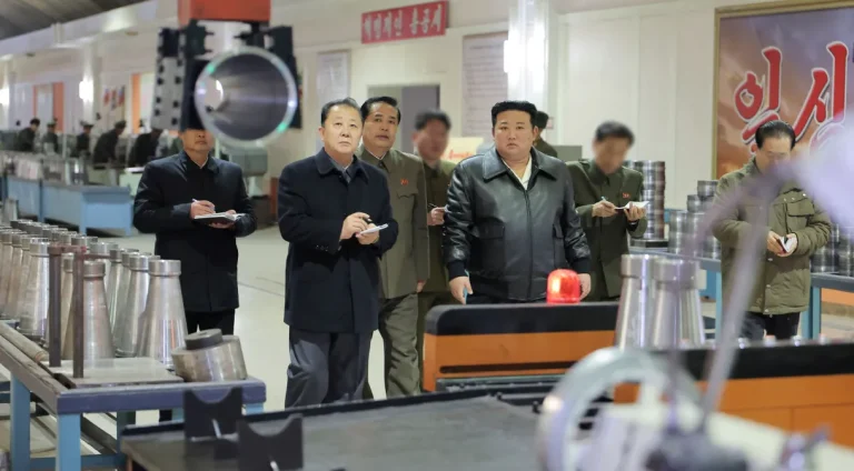 Líder da Coreia do Norte supervisiona teste de míssil terra-mar