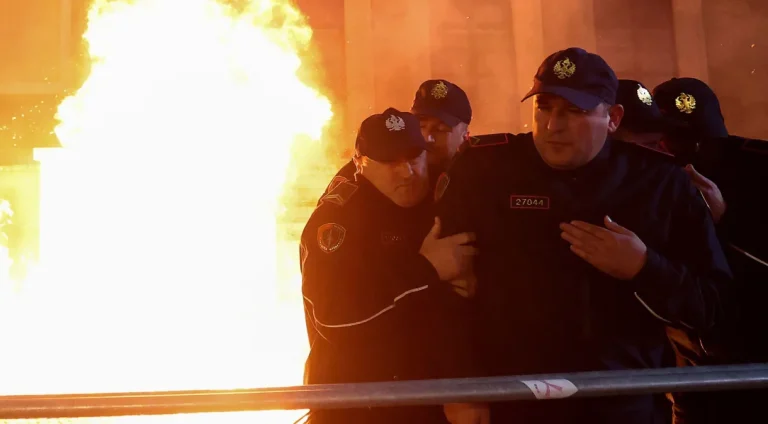 Opositores atiram coquetel molotov contra prédio do governo da Albânia
