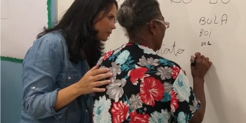 Veja como se inscrever em programa de alfabetização de jovens e adultos, em Manaus