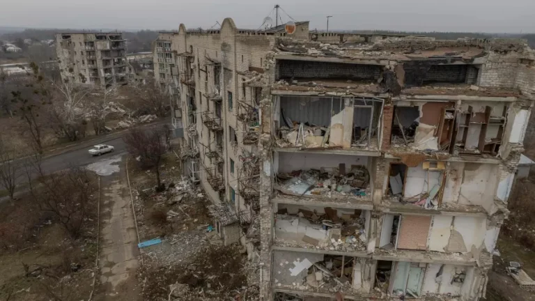 Menina de 6 anos e padre são mortos em bombardeio na Ucrânia