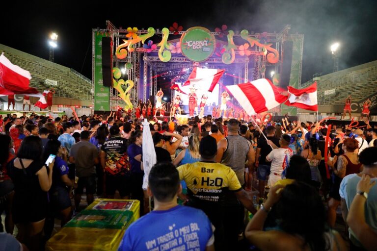 Carnaboi traz mais de 30 artistas do Caprichoso e Garantido se revezando em dois dias de festa