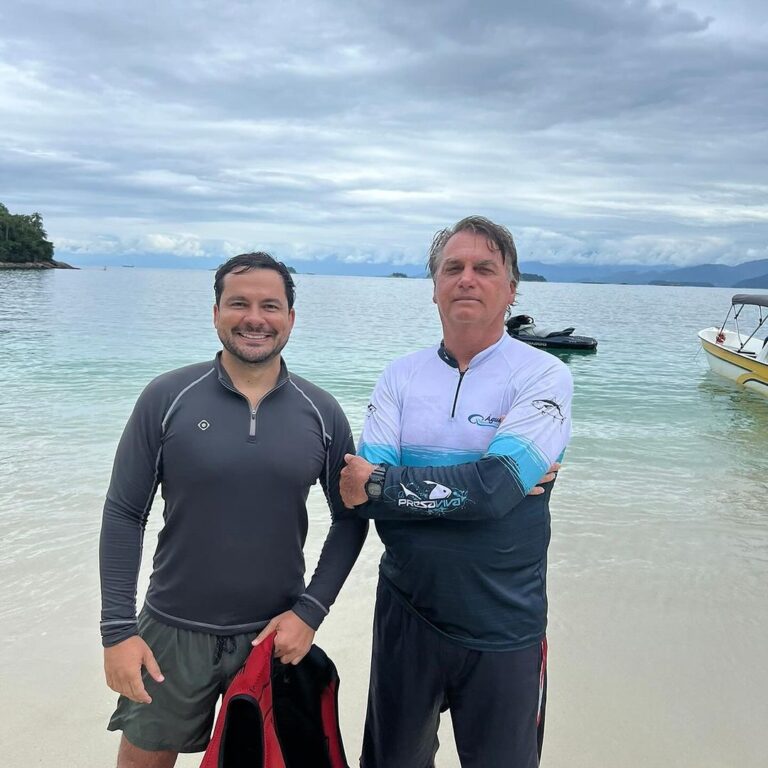Alberto Neto mostra os dias de descanso em Angra dos Reis na companhia de Jair Bolsonaro