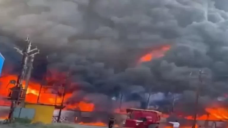VÍDEO: Incêndio explode fábrica industrial na Índia e causa intensa cortina de fumaça