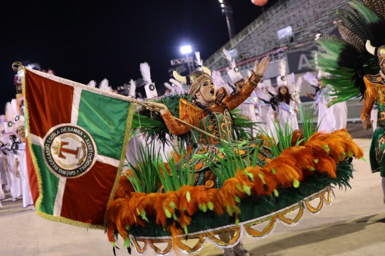 Carnaval 2024: Escolas do Grupo de Acesso A abrilhantam segunda noite de desfiles em Manaus