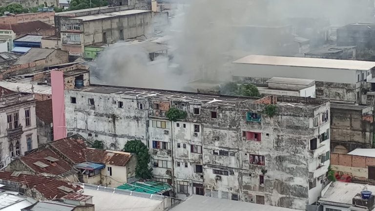VÍDEOS: Incêndio atinge prédio no Centro de Manaus