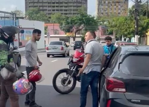 VÍDEO: Fiscal do “Zona Azul” é agredido por motorista, em Manaus