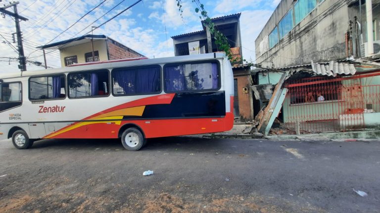 VÍDEO: Micro-ônibus perde o controle e invade duas casas, em Manaus