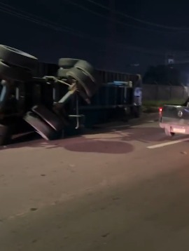 Carreta tomba em avenida e causa lentidão no trânsito em Manaus