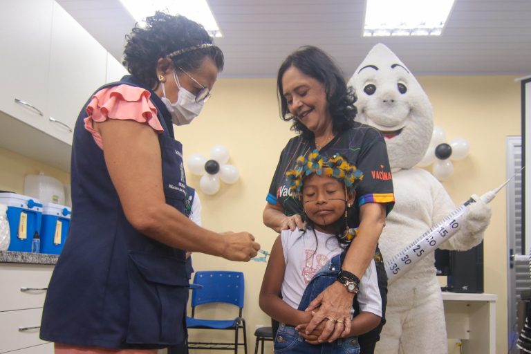 Manaus inicia vacinação contra a dengue com a meta de alcançar mais de 60 mil crianças