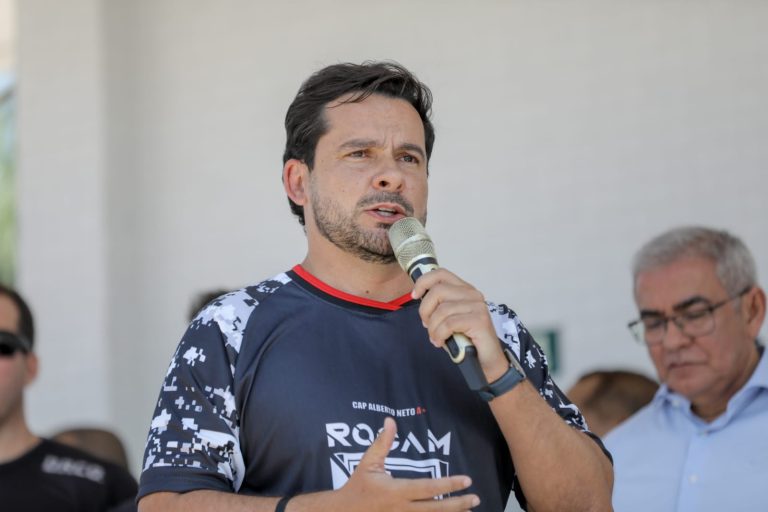 Alberto Neto lança indireta a Amom Mandel em evento da ROCAM: “tem que abordar”