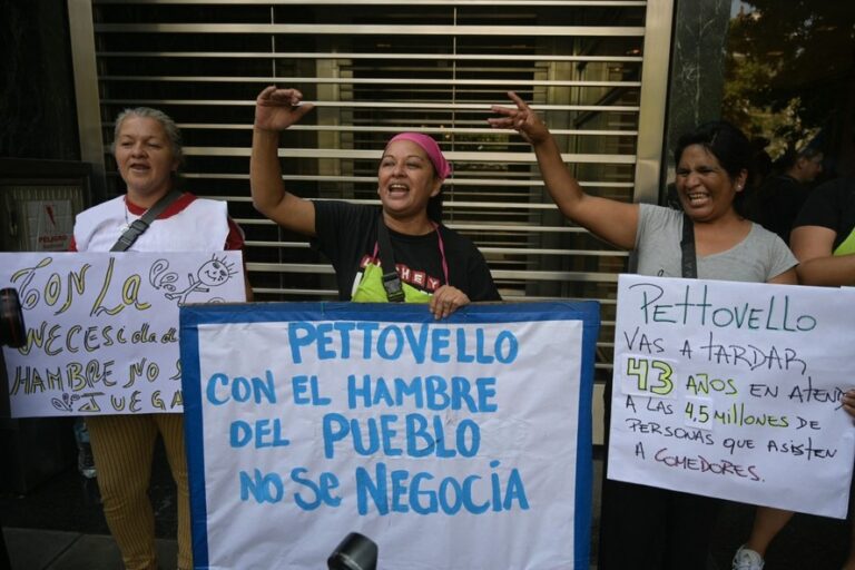 Argentinos fazem fila após ministra de Milei dizer que atenderia quem tem fome