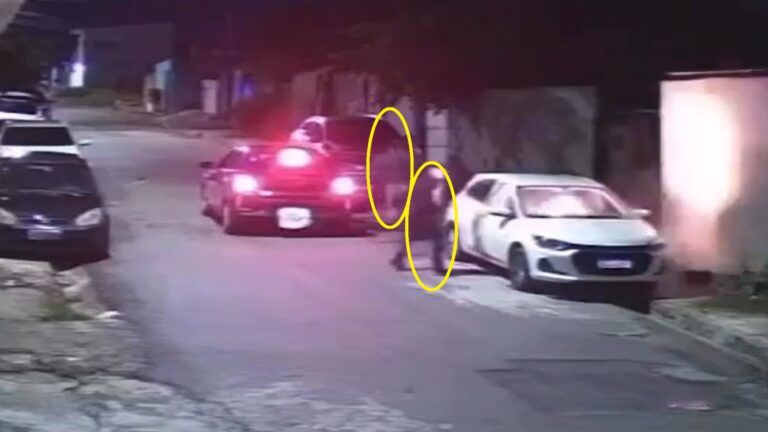 VÍDEO: Dupla joga pedra em carro e logo em seguida ‘toca’ fogo em veículo, em Manaus