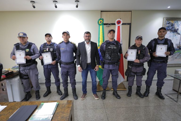 Wilson Lima concede medalha a policiais por maior apreensão de armas da história do Amazonas