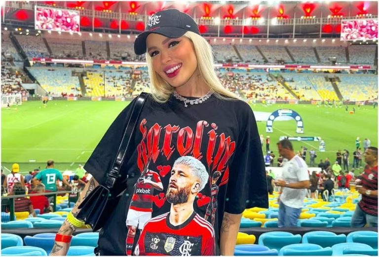 Karoline Lima, ex de Militão, usa camisa com foto de Léo Pereira, e web reage: “Que brega linda”