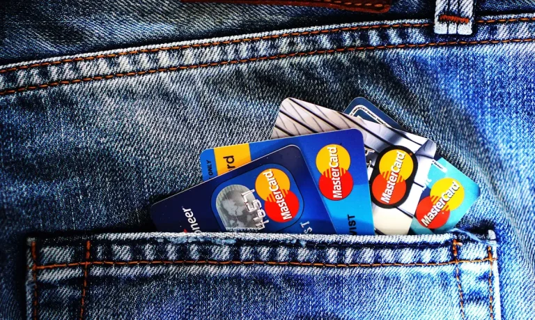 Confira dicas para proteger o cartão de crédito durante a folia
