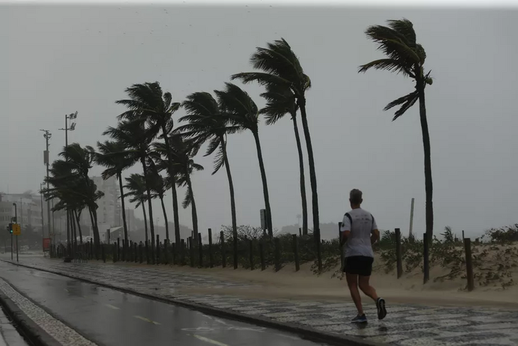 Ciclone pode provocar chuva forte em SP e RJ