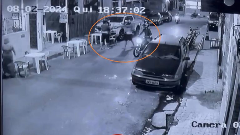 VÍDEO: Dupla em moto rende clientes de lanchonete e rouba celulares, no Alvorada, em Manaus VÍDEO: Dupla em moto rende clientes de lanchonete e rouba celulares, no Alvorada, em Manaus