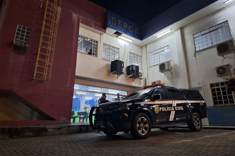 Babá é presa por maltratar e abandonar crianças sozinhas em Manaus