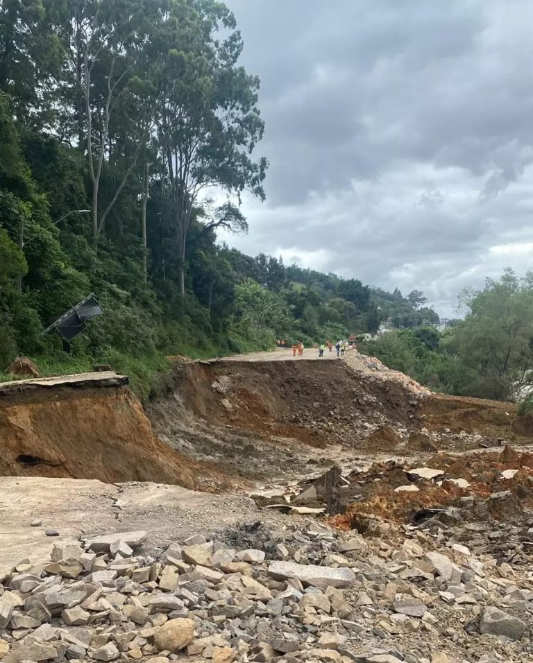VÍDEO: Deslizamento impressionante acontece em trecho de rodovia de SC