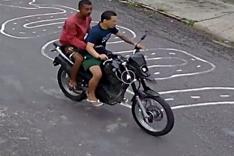 VÍDEO: Mulher é assaltada por dupla em moto na zona Norte de Manaus