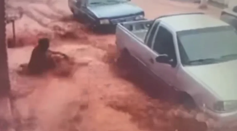 VÍDEO: Avó morre após tentar salvar neto durante enchente em SP