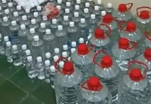 VÍDEO: Grupo vendia água de piscina como se fosse mineral, para consumo, no RJ