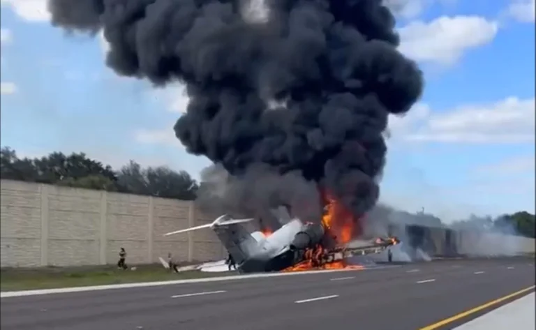 VÍDEO IMPRESSIONANTE: Passageiros escapam de avião em chamas após acidente aéreo, nos EUA