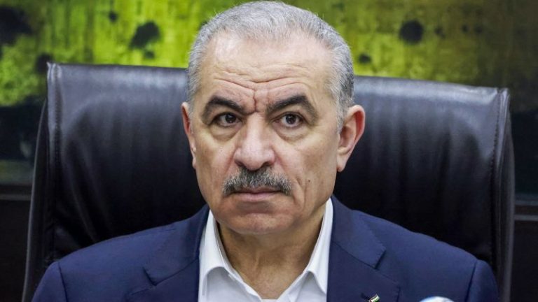 Muhammad Shtayyeh, primeiro-ministro da Autoridade Palestina, e seu governo apresentam sua renúncia