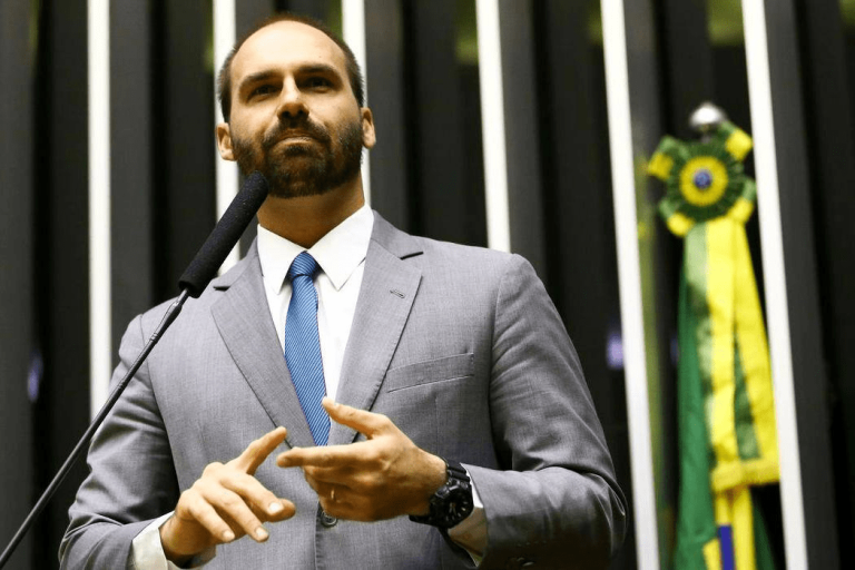 “A política do Brasil hoje é feita no Supremo Tribunal Federal”, diz Eduardo Bolsonaro após operação da PF