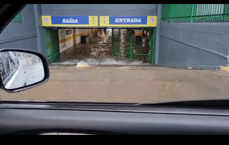 Fortaleza regista maior chuva em 20 anos e deixa shoppings e comércio alagados