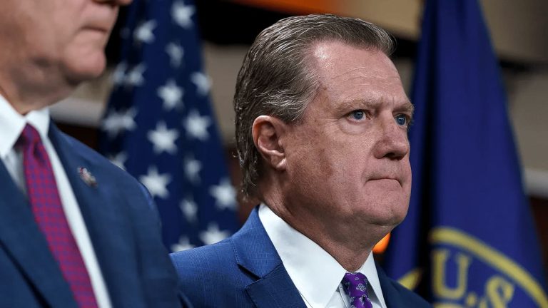 Presidente do comitê de inteligência dos Estados Unidos alerta sobre “grave ameaça à segurança nacional”