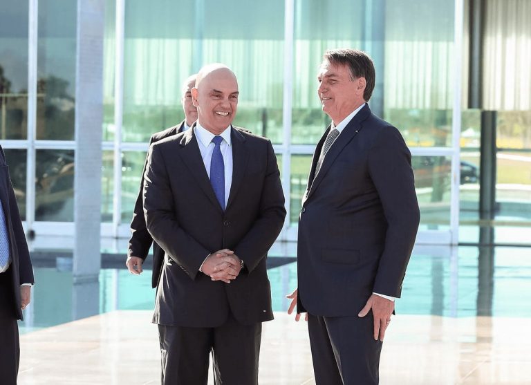 Defesa de Bolsonaro alega parcialidade e quer afastamento de Moraes de inquérito
